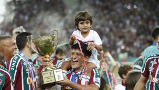 Cano comemora o título com seu filho Lorenzo — Foto: Guito Moreto / Agência O Globo