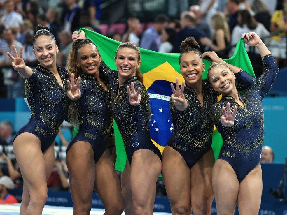 J&uacute;lia Soares, Lorrane dos Santos, Rebeca Andrade, Fl&aacute;via Saraiva e Jade Barbosa conquistam a medalha de bronze em equipes na Gin&aacute;stica Art&iacute;stica &mdash; Foto: Gaspar N&oacute;brega/COB