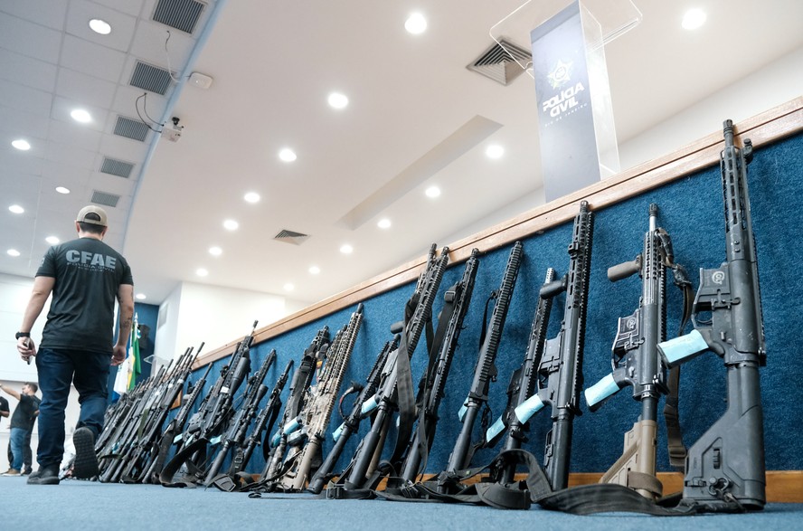 Após recontagem, número de armas apreendidas em megaoperação sobe para 120, sendo 93 fuzis: valor do material é estimado em R$ 12,8 milhões