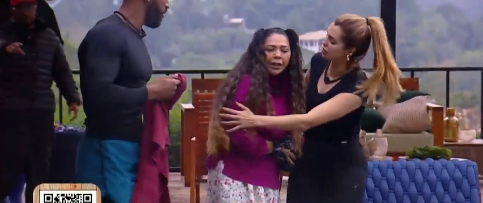 Darlin precisou ser contida durante discussão — Foto: Reprodução Record Tv