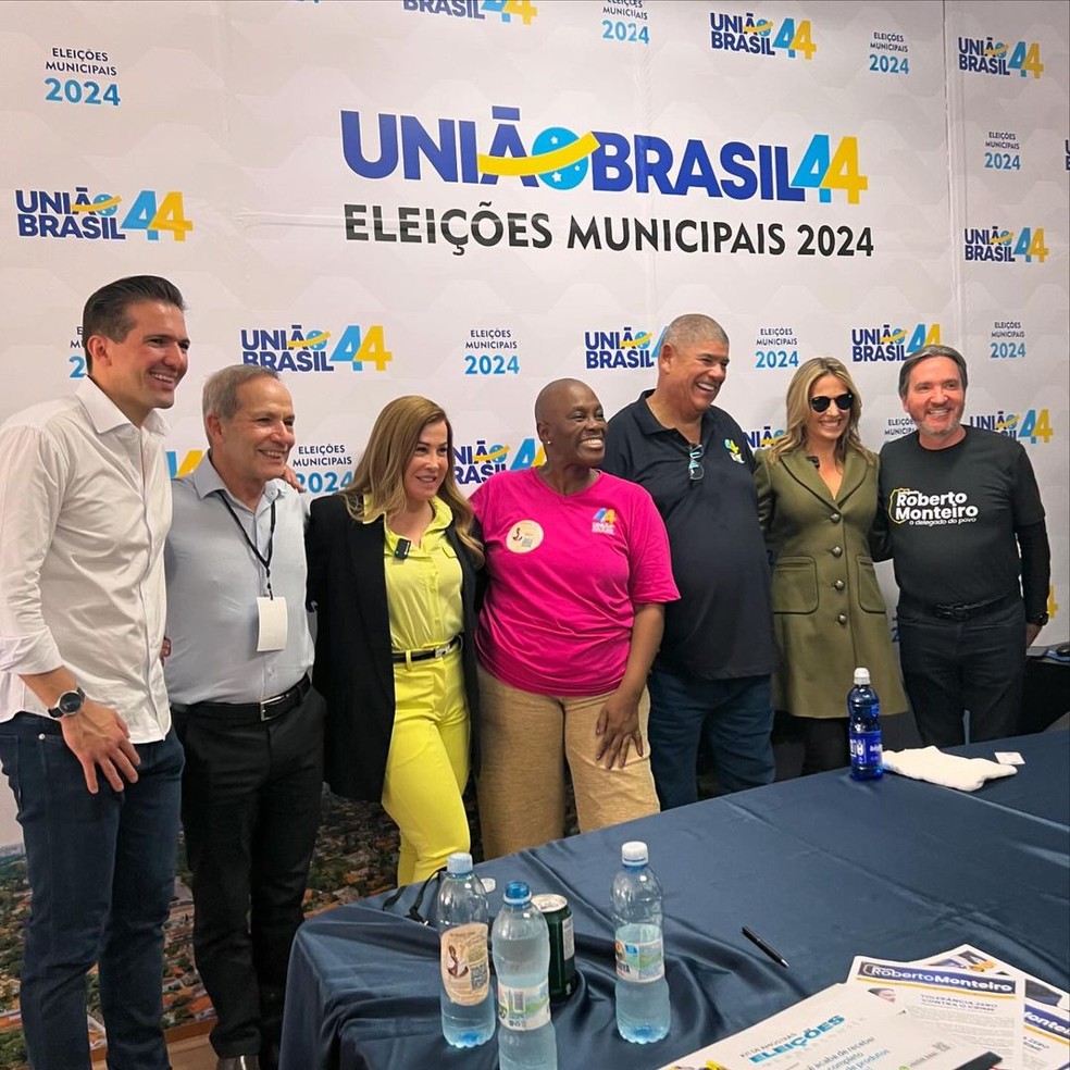 Zilu ao lado de de Milton Leite(blusa preta e óculos no pescoço), presidente da Câmara Municipal de SP, e outros membros do União Brasil — Foto: Reprodução/Instagram