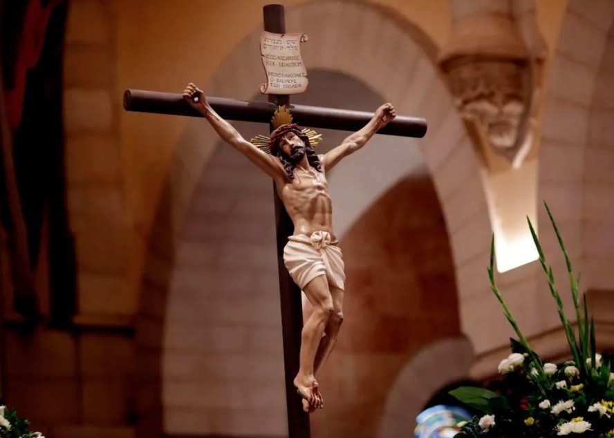Imagem de Jesus crucificado, em igreja católica