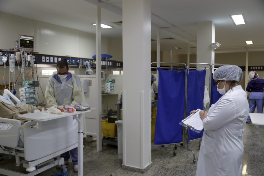 No Hospital São Francisco de Assis, enfermeiros cuidando de paciêntes