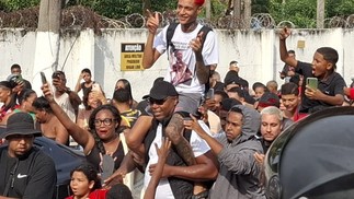 MC Poze do Rodo é libertado e deixa presídio em Bangu recebido por ...