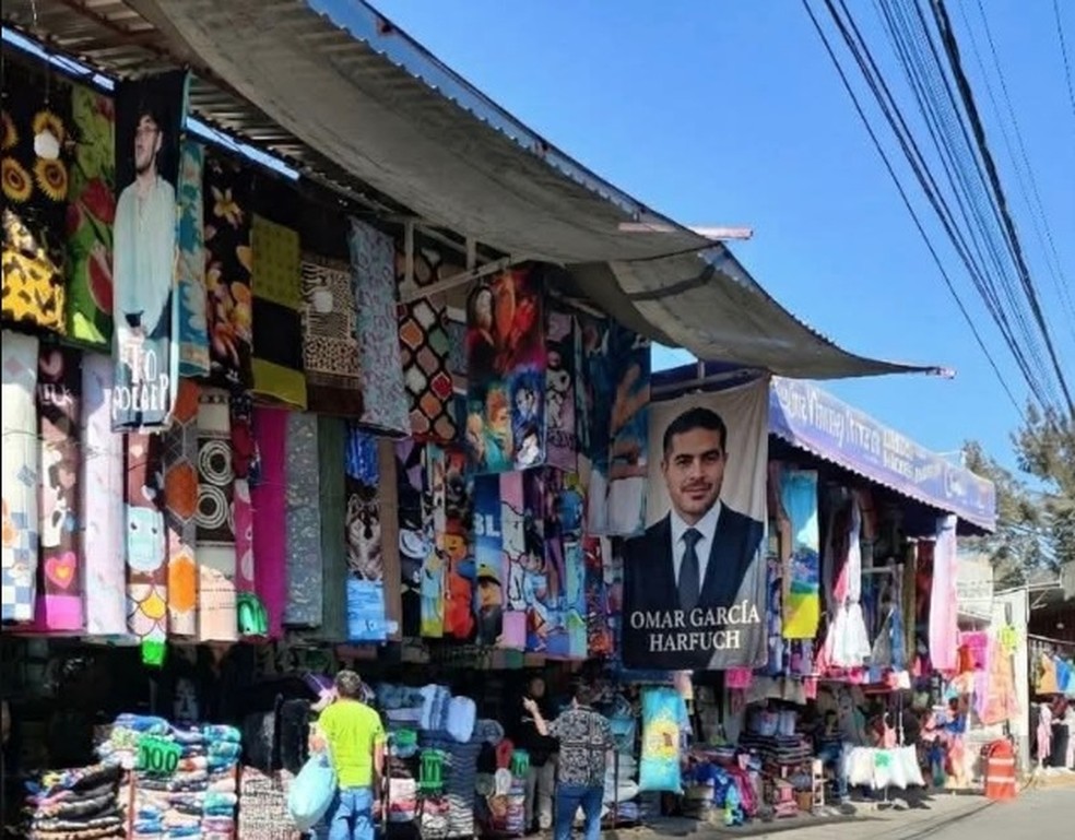Produto com a imagem de Omar García Harfuch sendo vendido no México — Foto: Reprodução/X