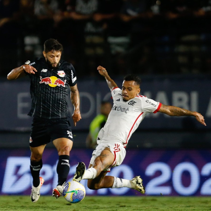 Juninho Capixaba e Allan disputam bola em Bragantino e Flamengo