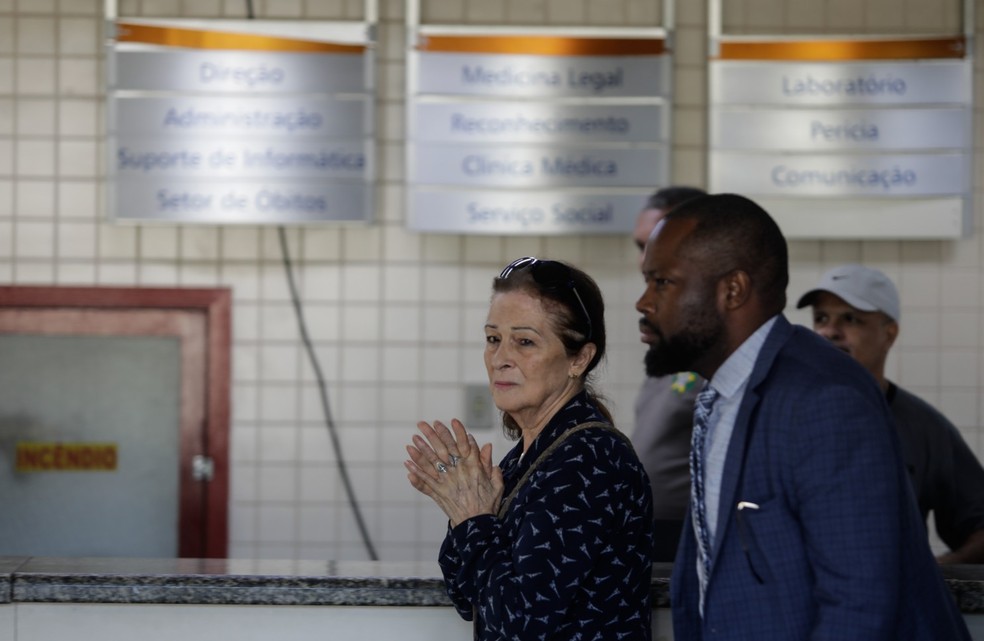 Mãe do ator Jeff Machado chega ao IML de Campo Grande para liberar o corpo do filho — Foto: Gabriel de Paiva/Agência O Globo
