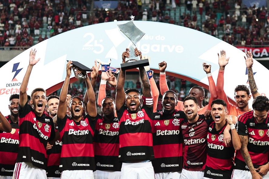 Em amistoso nervoso em Portugal, Flamengo vence Benfica e conquista Troféu do Algarve