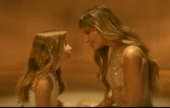 Nasce uma estrela? Filha caçula de Claudia Leitte 'estreia' em novo clipe da cantora