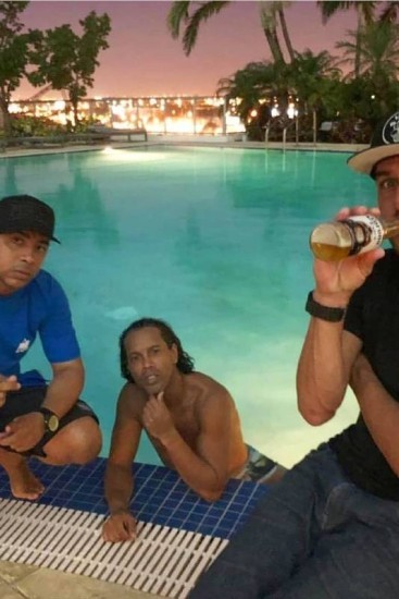 ronaldinho-ga-cho-refaz-com-trof-us-foto-pol-mica-com-mulheres-na-piscina