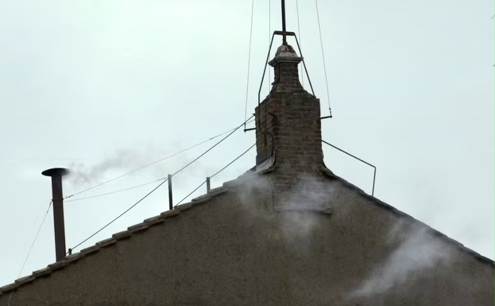 A fuma&ccedil;a branca que sinaliza a escolha de um novo Papa &mdash; Foto: Andreas Solaro/AFP