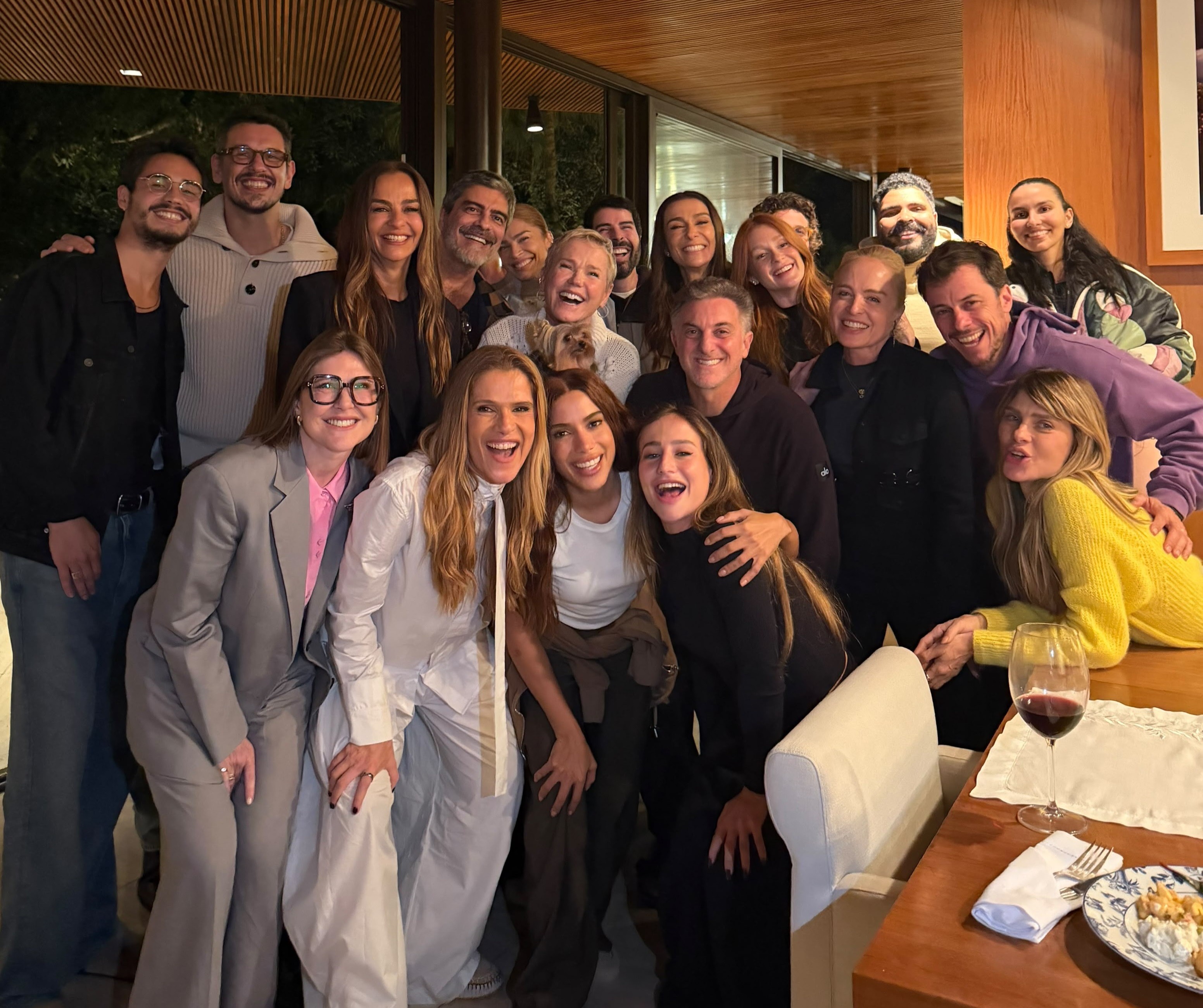 Anitta leva o namorado, Danilo Mesquita, a sessão de cinema com famosos na casa de Angélica - Foto