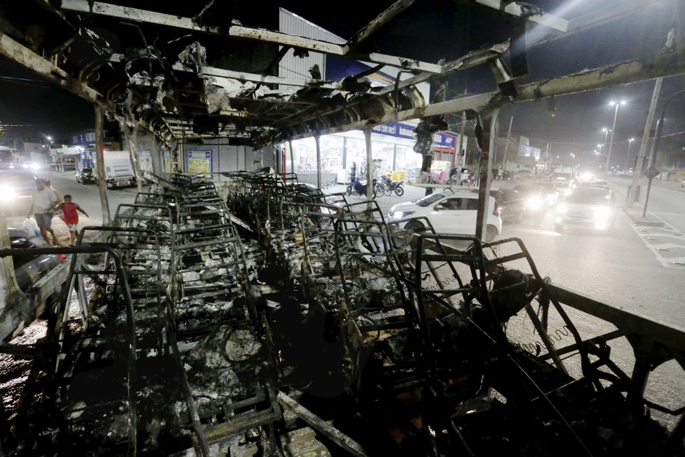 &Ocirc;nibus queimado na Avenida Santa Cruz, na Zona Oeste do Rio &mdash; Foto: Domingos Peixoto/Ag&ecirc;ncia O Globo