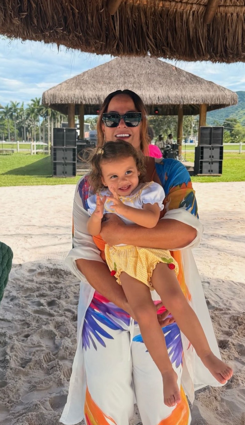 Nadine Gonçalves e a neta Helena — Foto: rep/ instagram