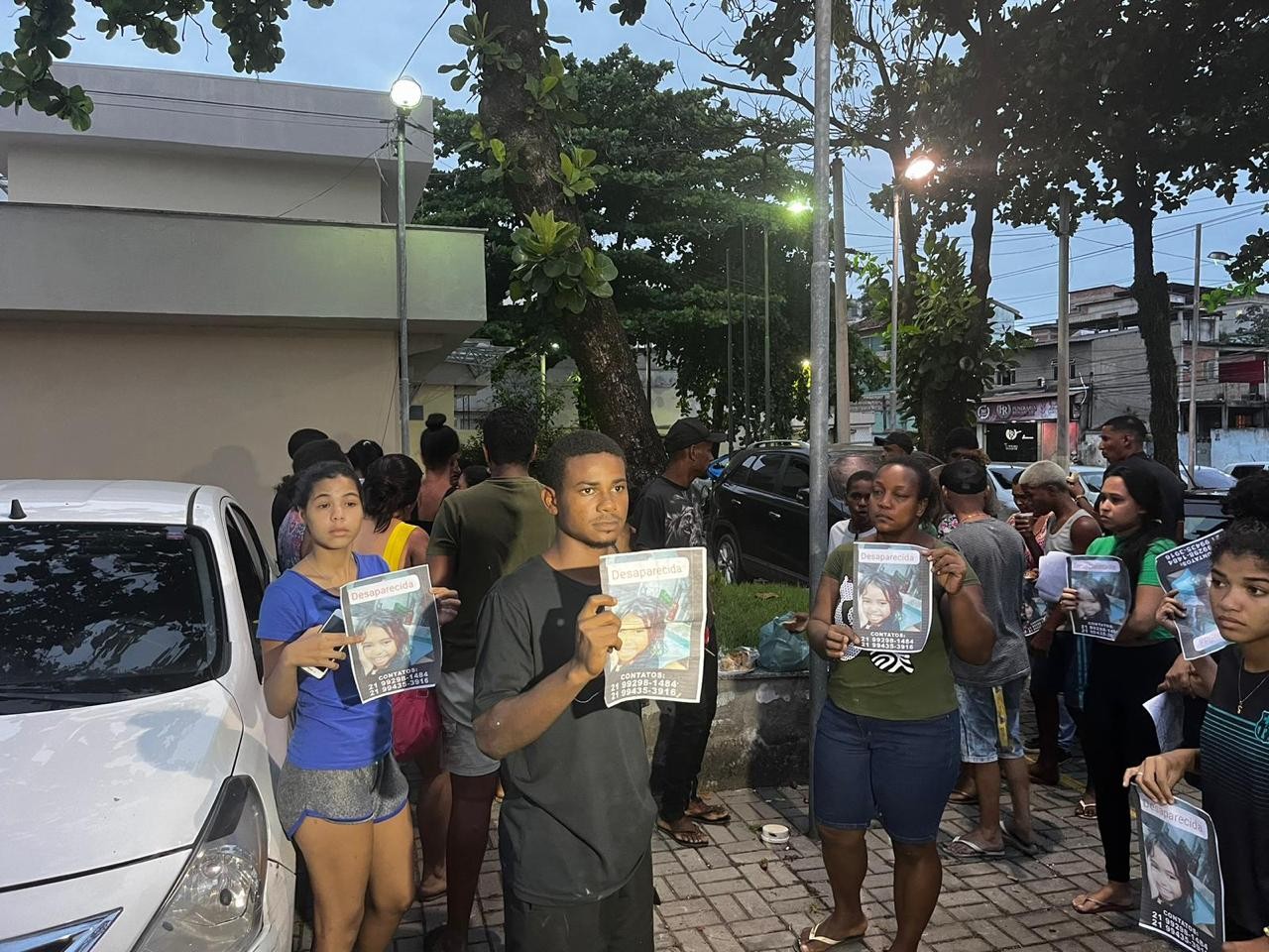 Família da menina Hadassa, desaparecida em Nova Iguaçu, faz protesto na porta de delegacia; suspeito é primo da mãe
