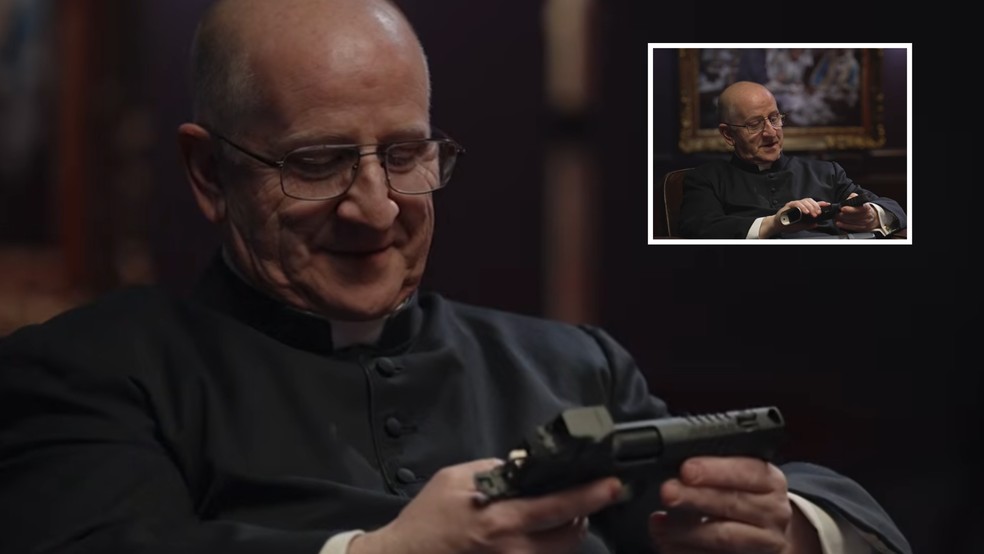 O padre ganhou uma arma de presente no início do podcast e agradeceu ao entrevistador, que disse já saber que o padre 'andava armado' — Foto: Reprodução/Youtube
