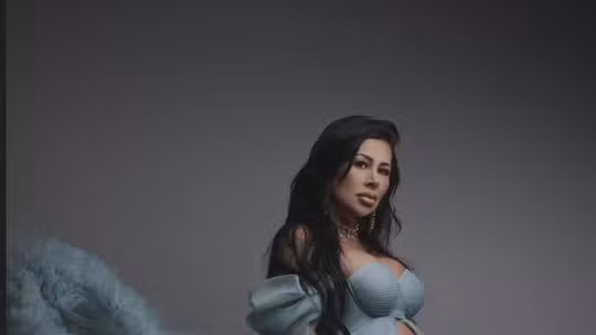 Grávida de 8 meses, Adriana Muller celebra a maternidade e relata ataques online