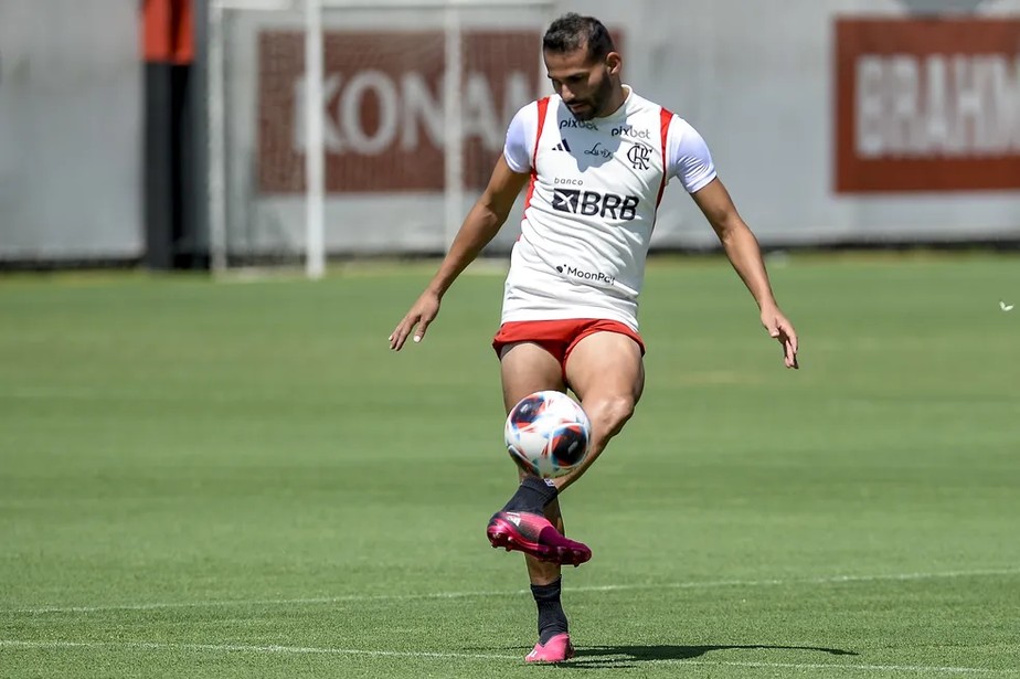 Thiago Maia escolhe música no Flamengo e avisa: 'Bola passa, jogador, não