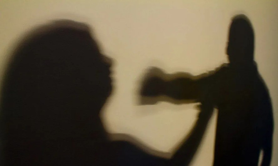 Adolescente de 13 anos é vítima de estupro coletivo durante encontro com 'suposto' namorado (imagem ilustrativa)