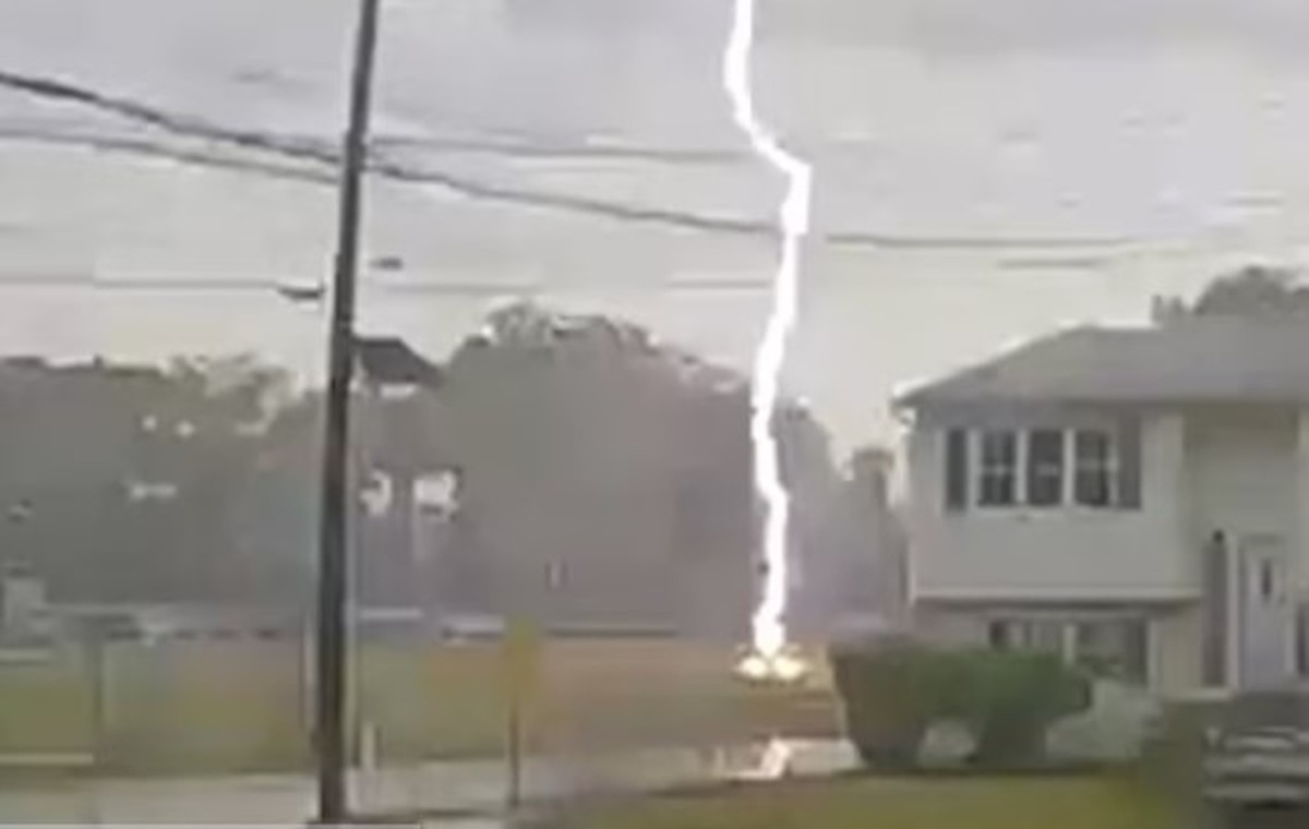 Vídeo mostra momento em que homem é atingido por raio quando trabalhava em campo de futebol | Page Not Found