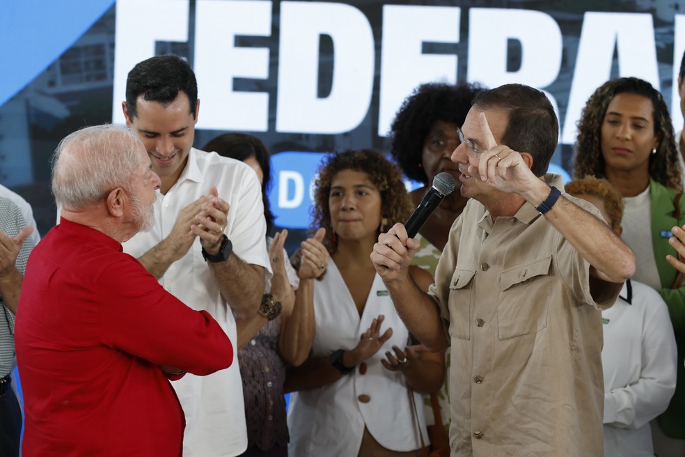 Lula ouve Eduardo Paes contar como foi entrevista com Ema Jurema em 2024 — Foto: Alexandre Cassiano / Agência O Globo