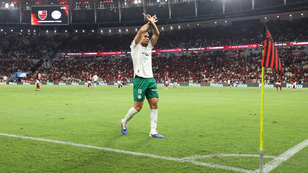Paulinho, do Palmeiras, provoca torcida do Flamengo — Foto: Cesar Greco/Palmeiras/by Canon