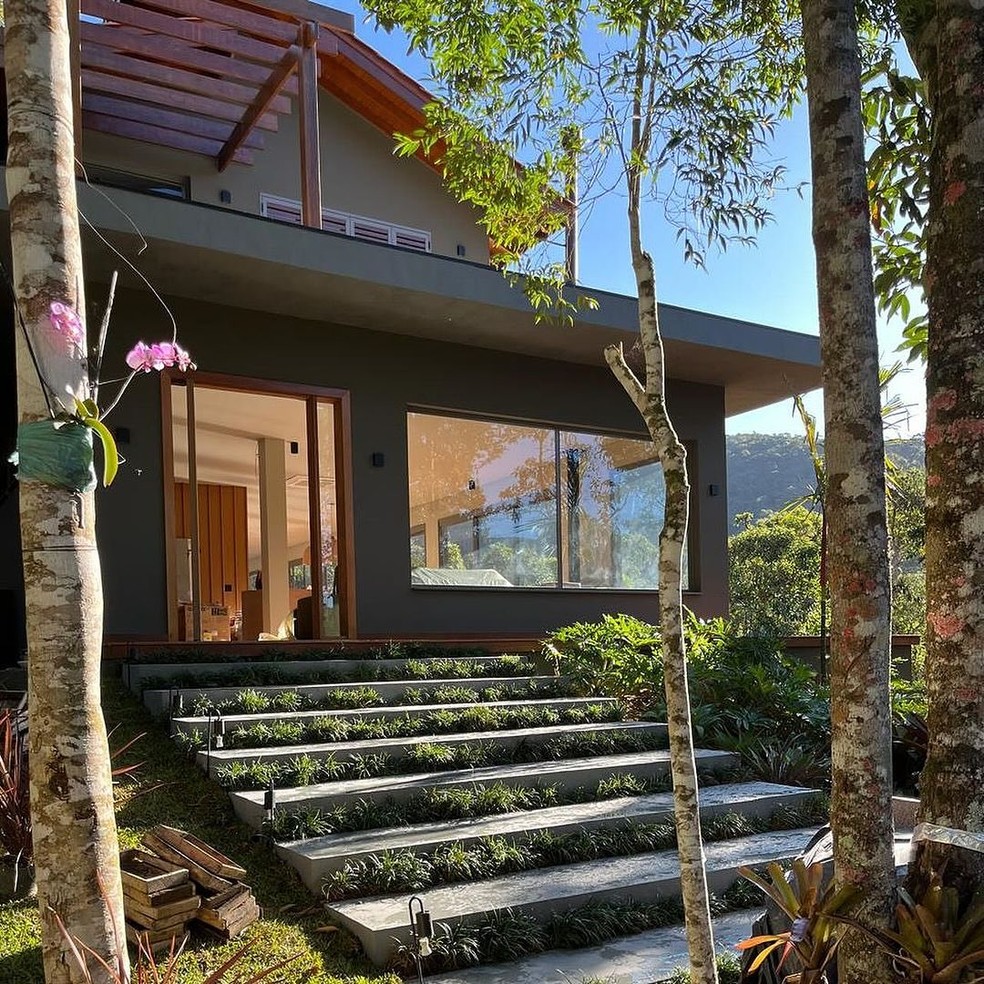Angelo Paes Leme e Anna Sophia Folch mostram casa nova na Serra do Rio — Foto: reprodução/ instagram