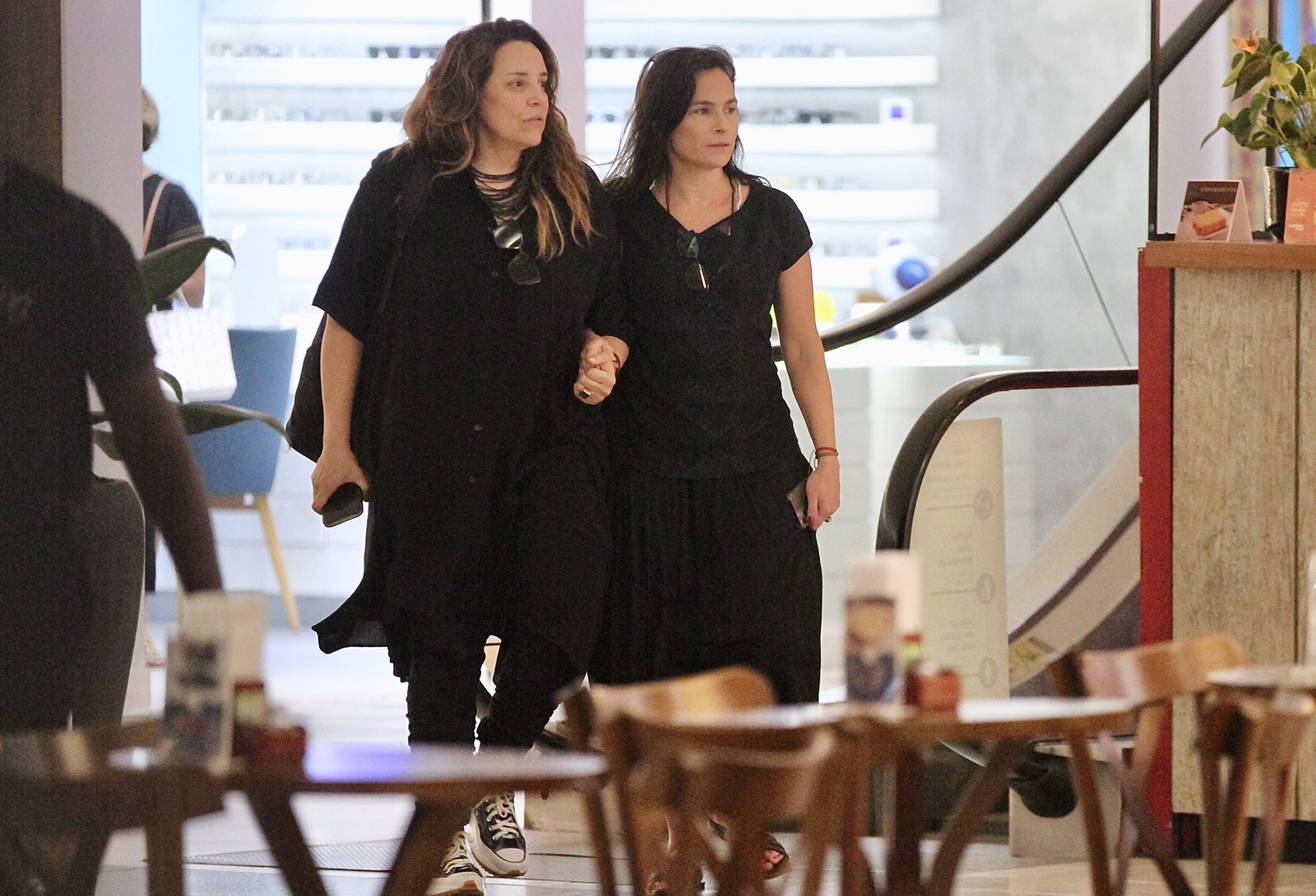 Ana Carolina passeia de mãos dada com namorada, a produtora Ramona Bakker — Foto: Extra