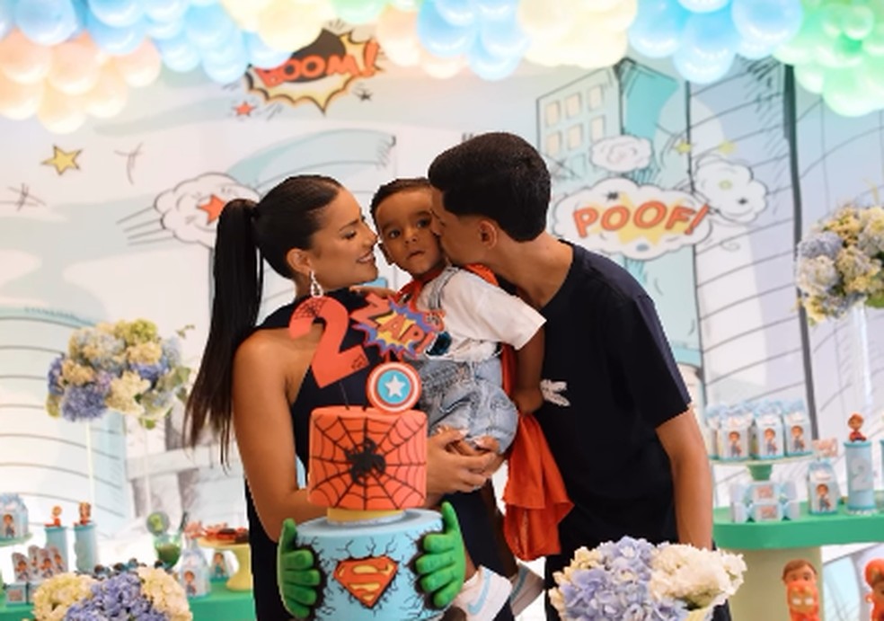 Luva de Pedreiro e mulher comemoram aniversário de 2 anos do filho — Foto: Studio Produtora RAW/Reprodução/Instagram