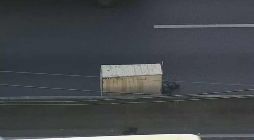 O corpo abandonado na Avenida Brasil