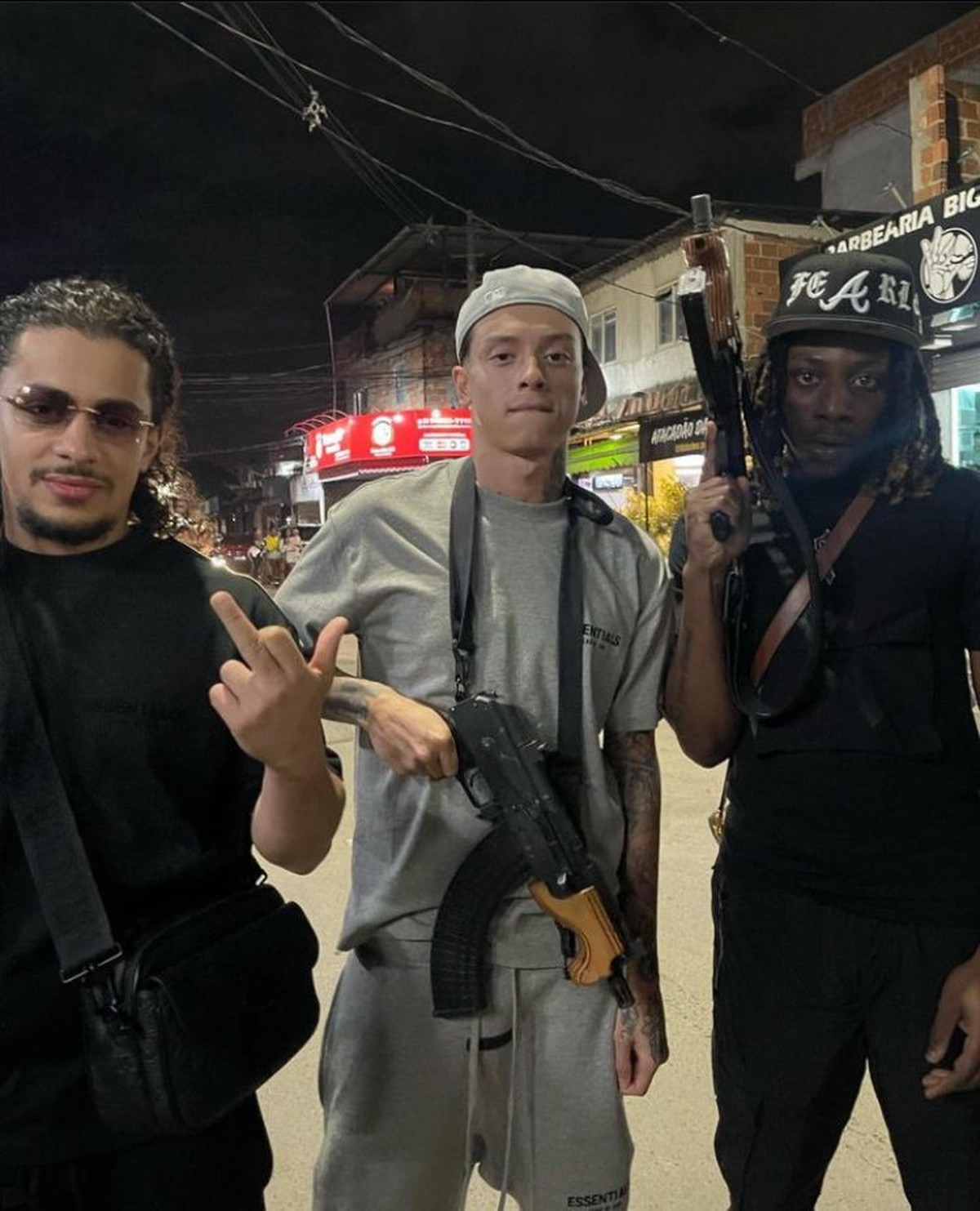 Polícia investiga rapper britânico que posou com armas na Vila do João ...