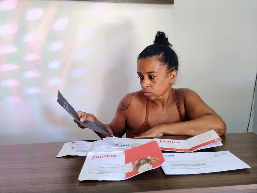 A copeira hospitalar Alexandra Gonçalves gasta com prestações de um empréstimo consignado