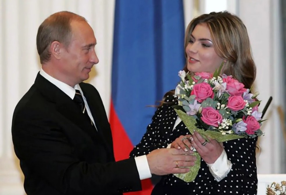 Alina Kabaeva com Vladimir Putin quando a russa era sucesso no esporte &mdash; Foto: AFP