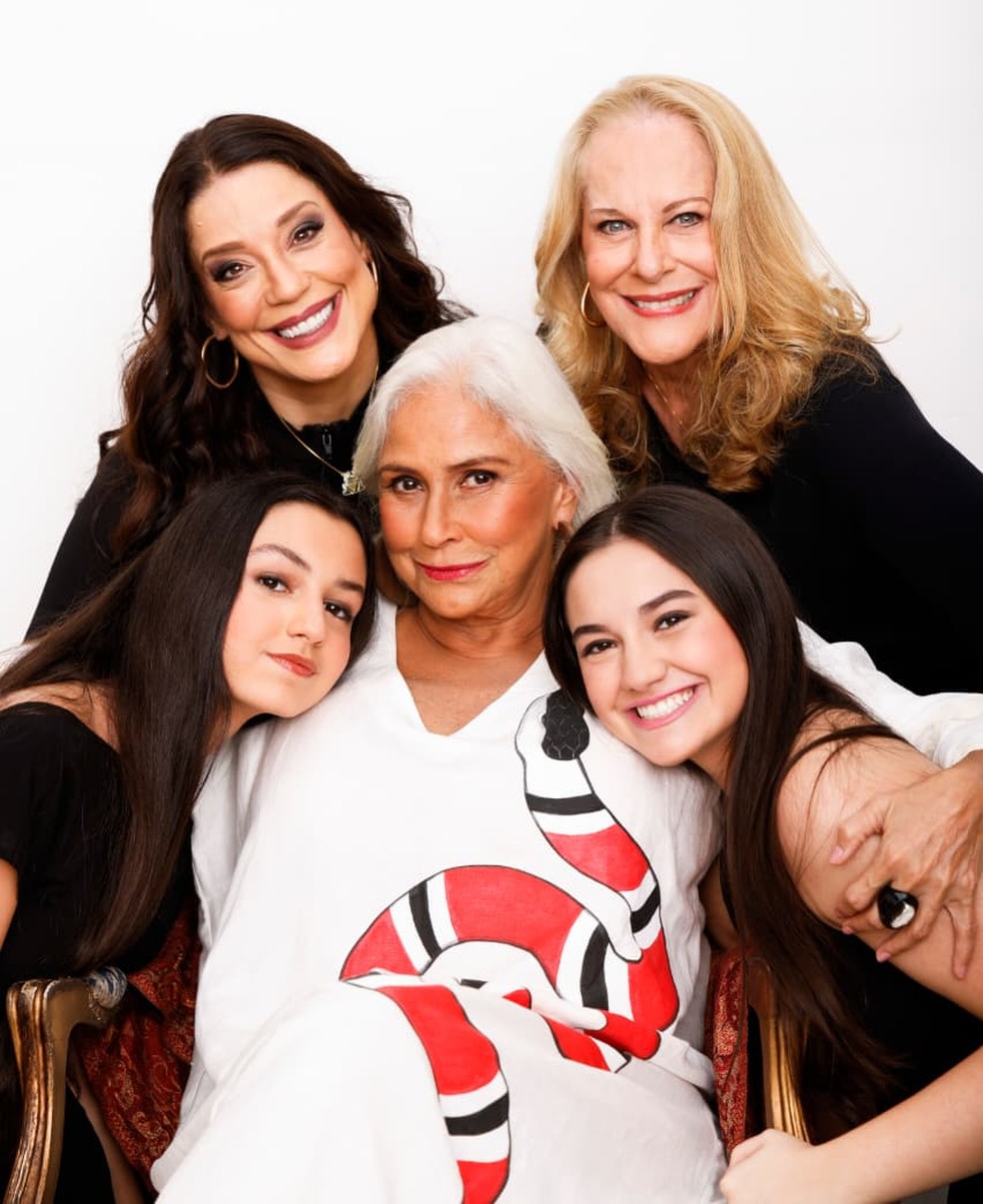 Fafá de Belém rodeada pelas atrizes Helga Nemeckyk, Lucinha Lins, Laura Saab e Clarah Passos — Foto: Leo Aversa/Divulgação