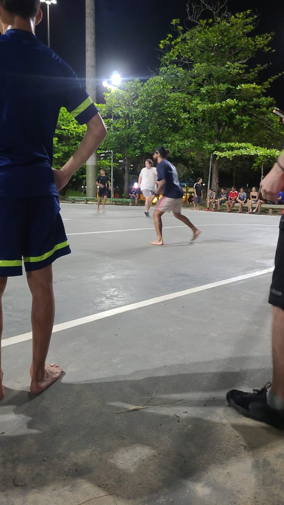 Marcelo joga de goleiro em pelada no Aterro — Foto: Reprodução