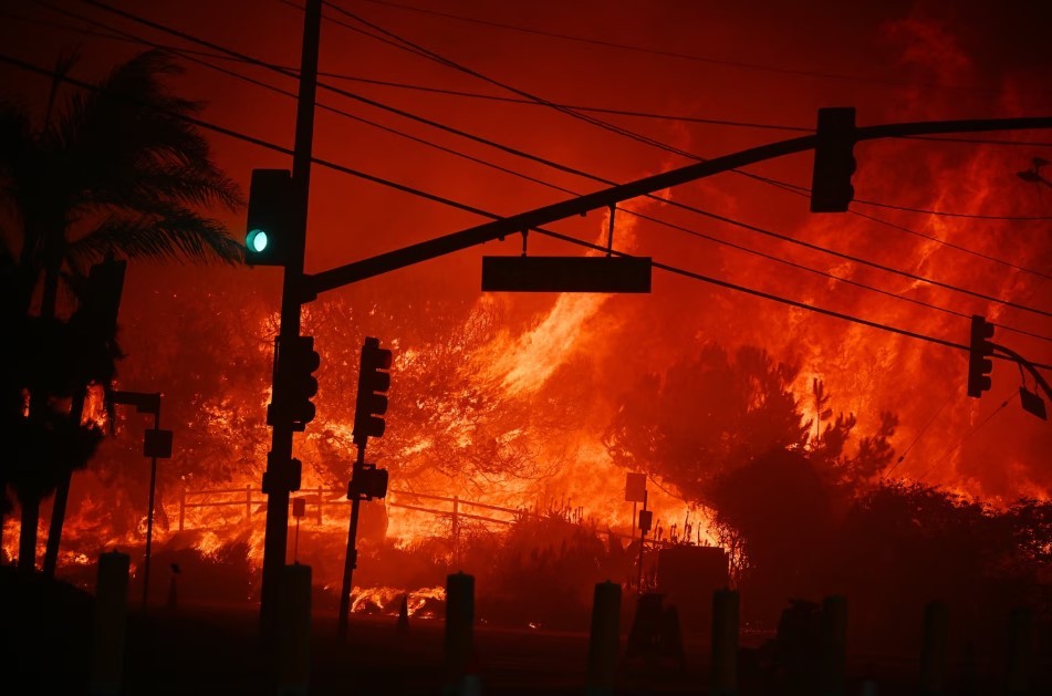 Parlamentares da Califórnia querem endurecer leis contra apostadores de incêndios que assolam o estado - QTU Questões do Universo
