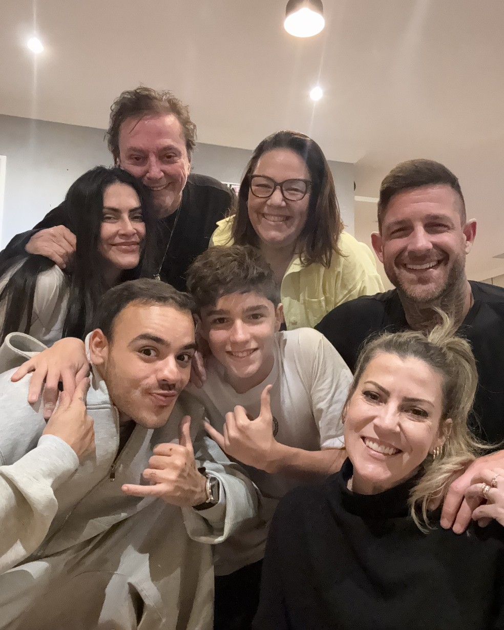 F[ábio Jr. com os filhos, genros e esposa no Dia dos Pais deste ano — Foto: rep/instagram
