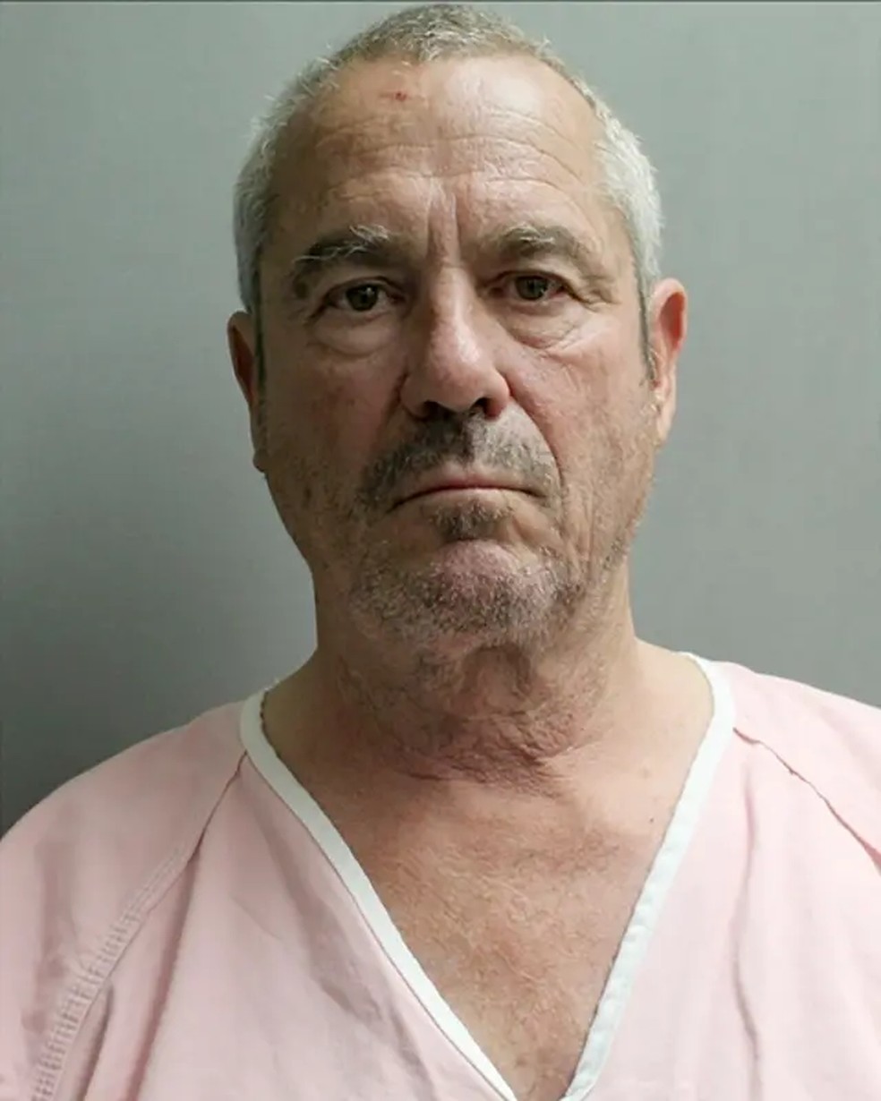 Michael C. Howard, de 68 anos, advogado em Houston, afirmou ter confundido seu filho com síndrome de Down, Mark Randall Howard, de 20 anos, com um intruso — Foto: Reprodução