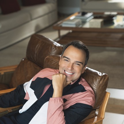 Tadeu Schmidt abre a casa no Rio e posa para Canal Extra — Foto: Vinícius Mochizuki