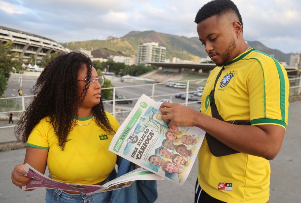 Maiara Fernandes, 25, assistente social, e Felipe Costa, 29, analista de TI, lendo o Jogo Extra no Maraca — Foto: Fabiano Rocha