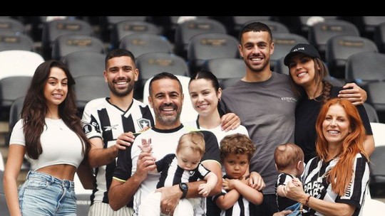 Técnico do Botafogo, Artur Jorge reúne a família em treino no Nilton Santos
