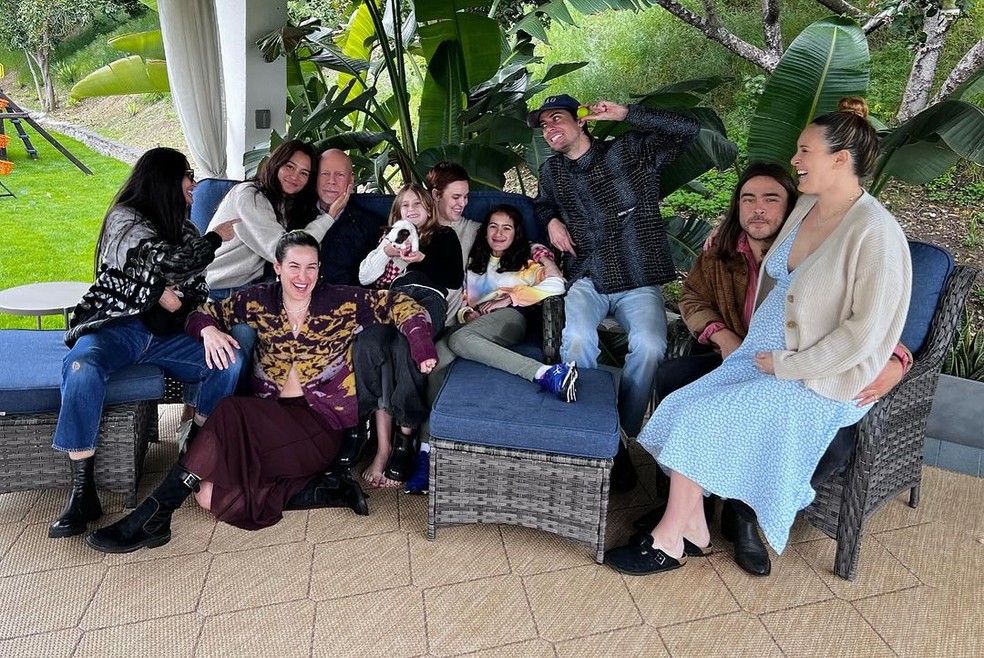 Bruce Willis, rodeado pela família, durante o feriado do Dia de Ação de Graças — Foto: Reprodução/Instagram