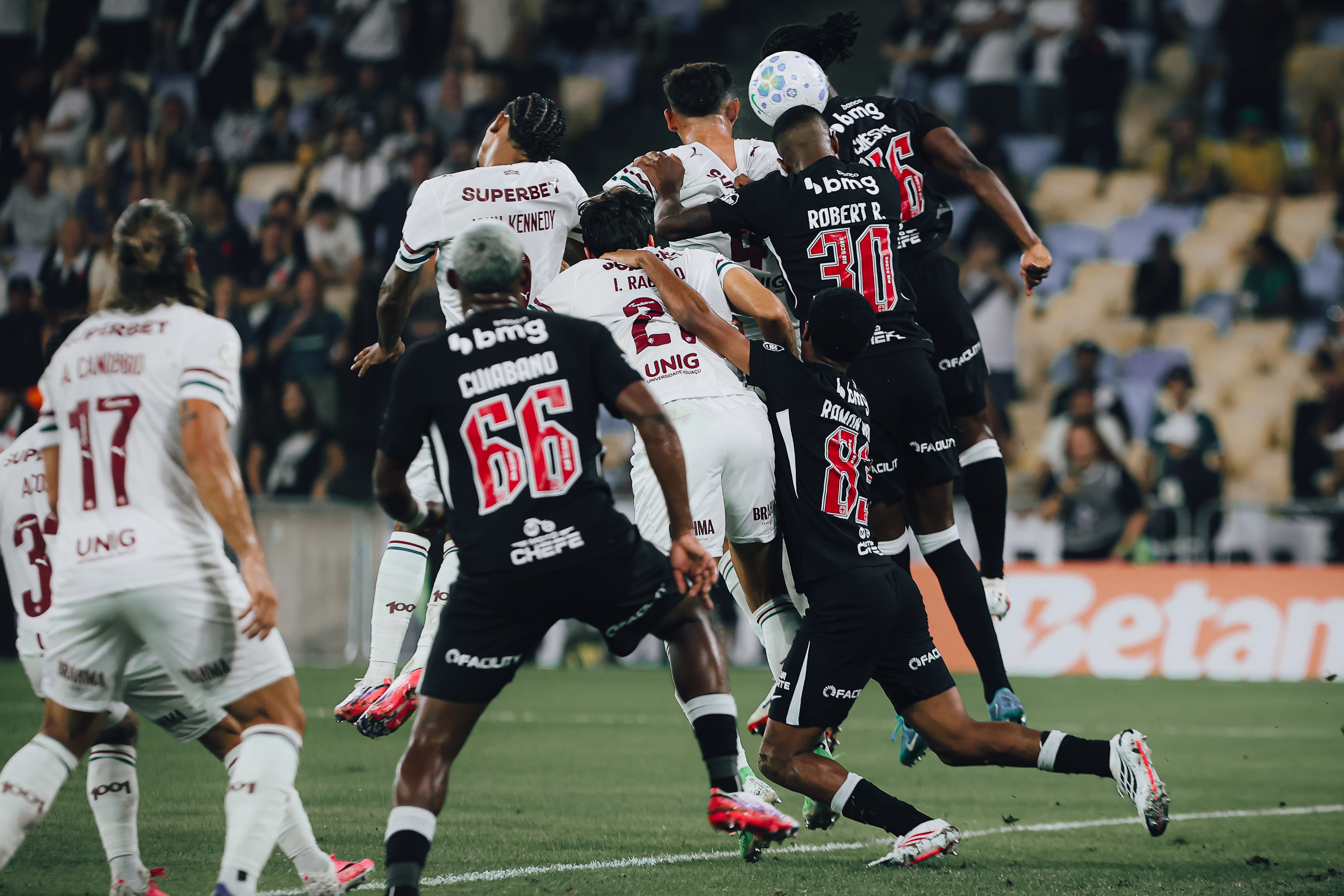 Num gramado castigado, Vasco e Fluminense se igualam num confronto de aparências - QTU Questões do Universo