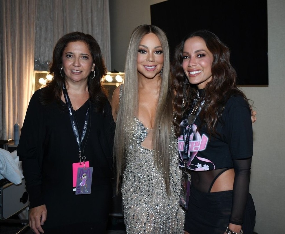 Anitta posou com Mariah Carey em bastidor de show — Foto: Instagram/reprodução