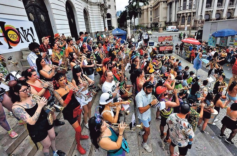 Shows, peças e até festival de fanfarra tomam as ruas do Centro, enquanto música e gastronomia lotam o entorno da região