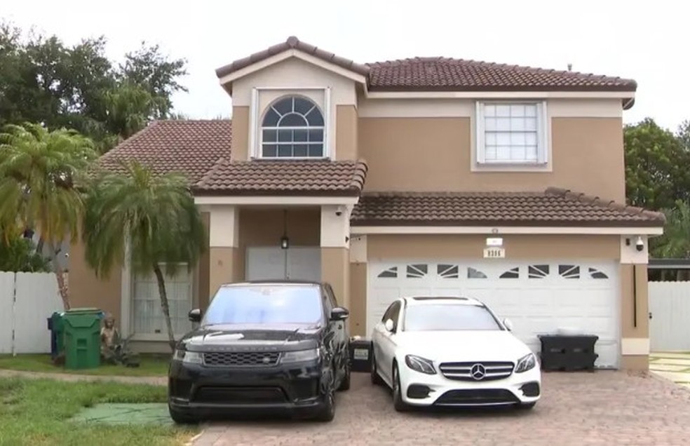 Carros de v&iacute;timas foram encontrados estacionado na frente da casa de criminosos na Fl&oacute;rida &mdash; Foto: Reprodu&ccedil;&atilde;o