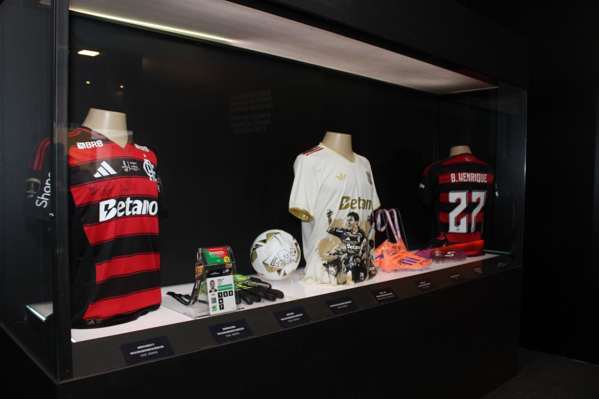 Exposição sobre o Flamengo reúne pela primeira vez as 7 taças conquistadas em 2025; saiba como conseguir desconto para visitar