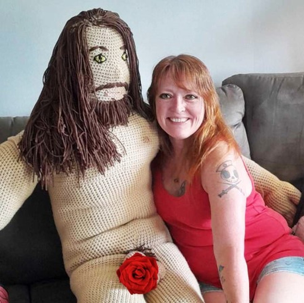 Gail Lyn Bargery e o seu 'namorado' de croch&ecirc; &mdash; Foto: Divulga&ccedil;&atilde;o/Gails Perfect Boyfriend Club