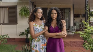 Raquel (Taís Araujo) e Maria de Fátima (Bella Campos) em 'Vale tudo' — Foto: Fábio Rocha/Rede Globo