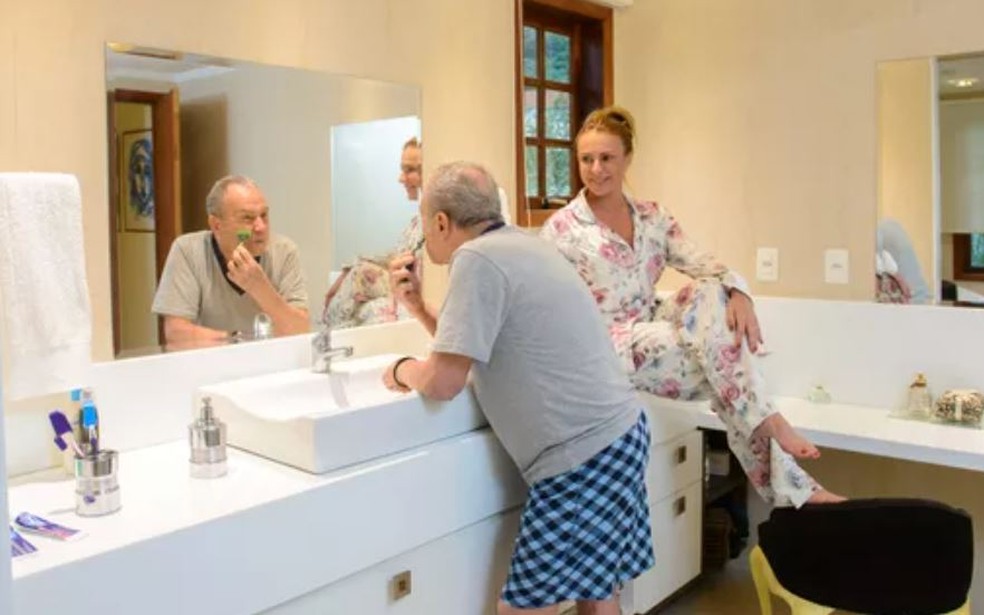 Stenio Garcia com a mulher Marilene Saade em sua casa em Jacarepaguá — Foto: Fabio Cordeiro/ Ed. Globo